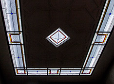 потолок с витражными вставками