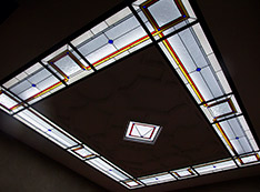 потолок с витражными вставками
