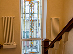 Лестница с витражом в окне